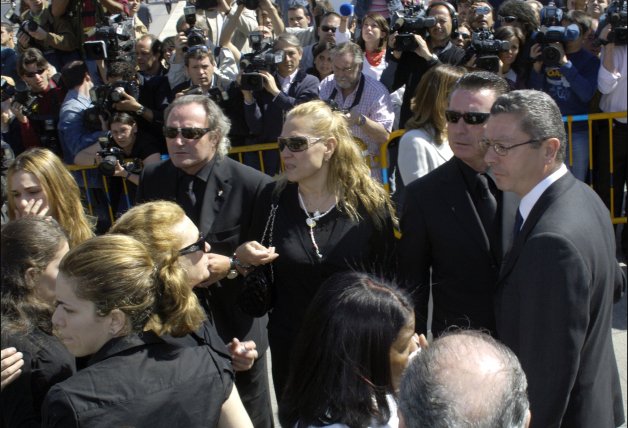 Amador Mohedano y Rosa Benito estuvieron muy pendientes de Ortega Cano el día del entierro de la Más Grande, en junio del 2006.