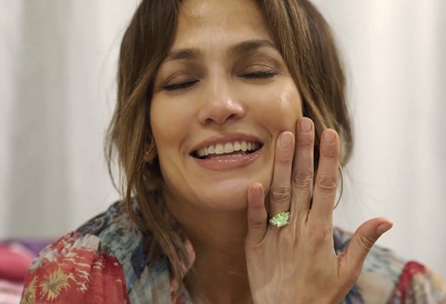 La actriz y cantante, mostrando su anillo de compromiso.