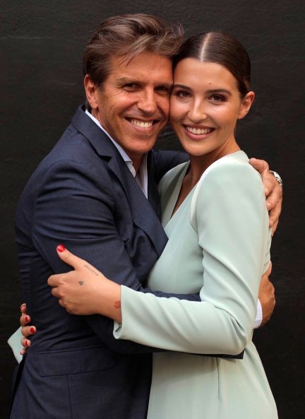 El Cordobés achucha a sus hijos aunque sean mayores (en la foto, con Alba).