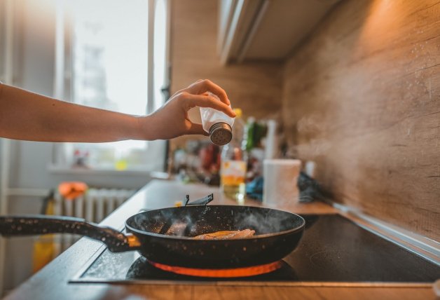 Poner sal es otro truco para que el aceite no salpique al cocinar