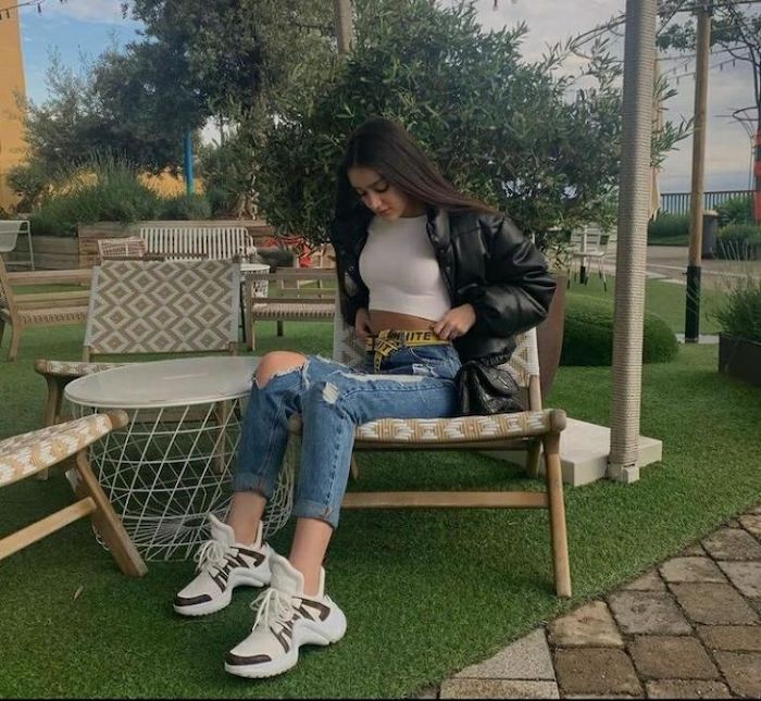 Julia combina varias marcas como Louis Vuitton y Off White en este look.