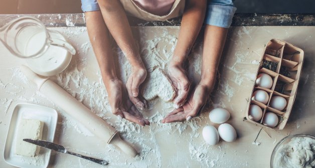 A los más peques les encantará ayudarte a darle forma a las galletas de jengibre.