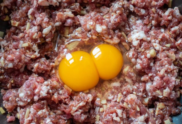 1 huevo por medio kilo de carne picada es una buena fórmula para hacer albóndigas