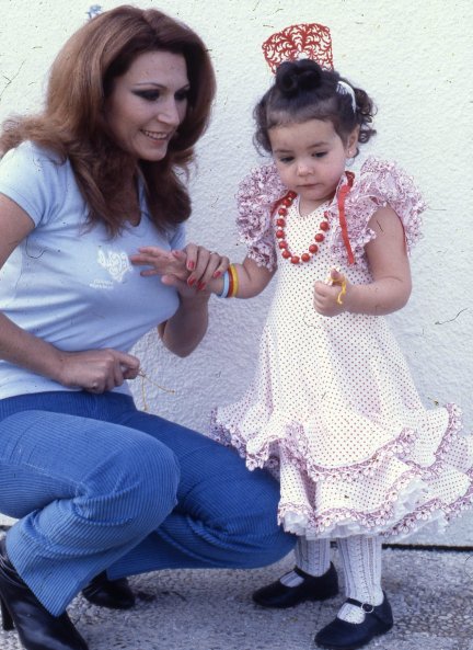 Rocío Carrasco, con dos años, vestida de gitana.