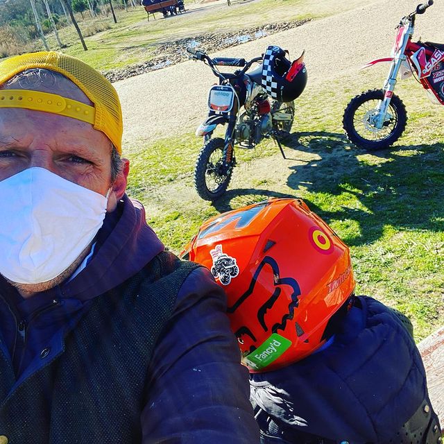 Joaquín Prat montando en bicicleta con su hijo.