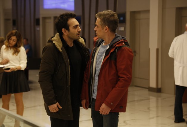 Demir y Ugur se plantean volver a robar.