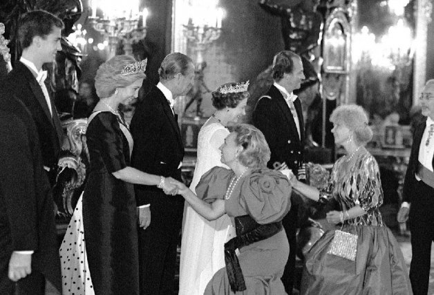 Felipe VI, Sofía, Felipe de Edimburgo, Isabel II y Juan Carlos I en una recepción en Madrid, en 1988. Haciendo una reverencia, la Duquesa de Alba.