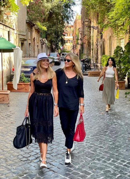 Las dos amigas paseando por el centro de Roma.