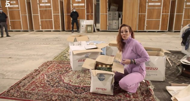 Rocío Carrasco, con algunas de las cajas de su madre.