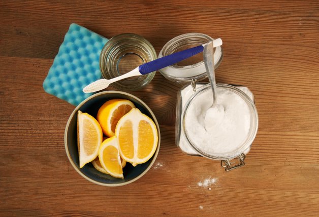 El bicarbonato de sodio y el limón se convertirán en tus mejores aliados para limpiar muchos tipos de manchas.