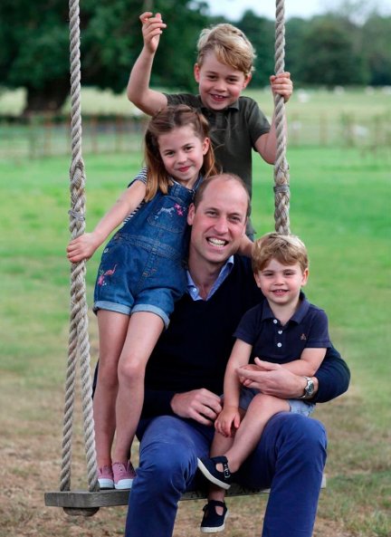 Guillermo de Inglaterra es más espontáneo cuando posa con George, de 8 años, Charlotte, de 6, y Louis, de 3.