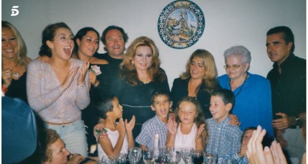 Rocío Carrasco, muy feliz en un evento familiar con su madre, sus hijos y sus hermanos pequeños.