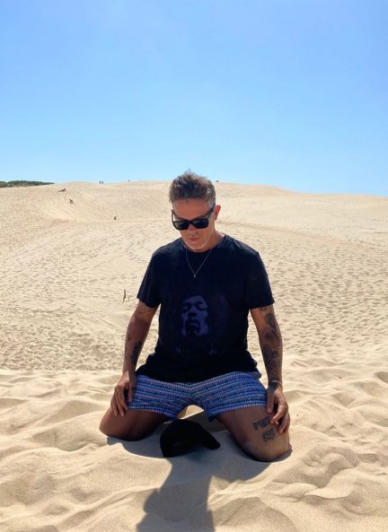 Alejandro Sanz posa en las dunas de Tarifa.
