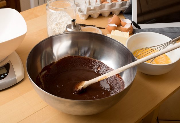 Aunque es mejor utilizar cacao en polvo, puedes preparar chocolate fundido para echarlo por encima.