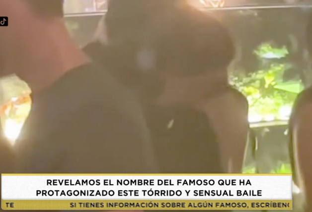 Óscar Casas, con una de las chicas con la que estuvo en la discoteca.