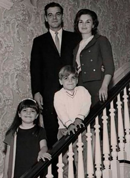 Clooney, de pequeño, con sus padre y su hermana.