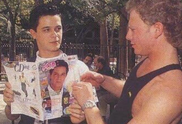 Alejandro Sanz e Ian Ziering leyendo la revista Súper POP.
