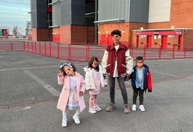 Los hijos de Georgina y Cristiano posaron en las inmediaciones de estadio del Manchester United.