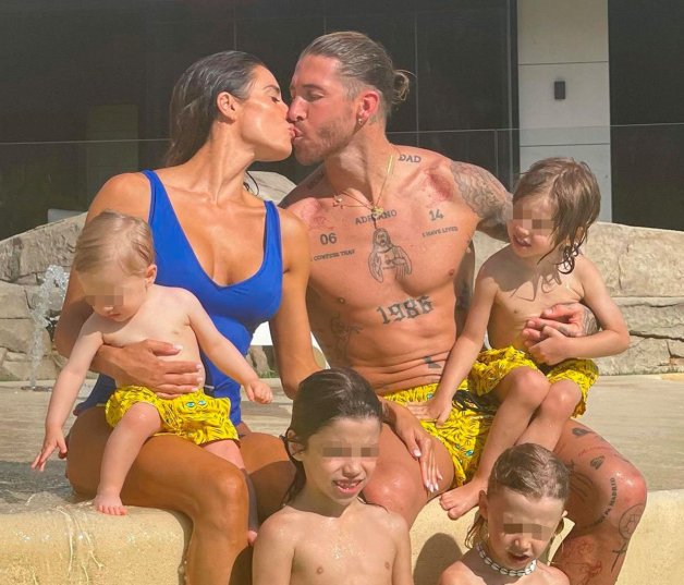 Pilar Rubio y Sergio Ramos, acompañados de sus cuatro hijos.