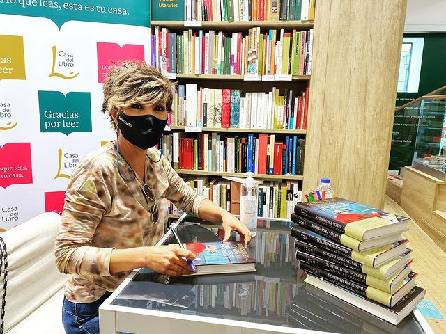 Sonsoles, firmando ejemplares de 'Mil besos prohibidos' en Madrid.