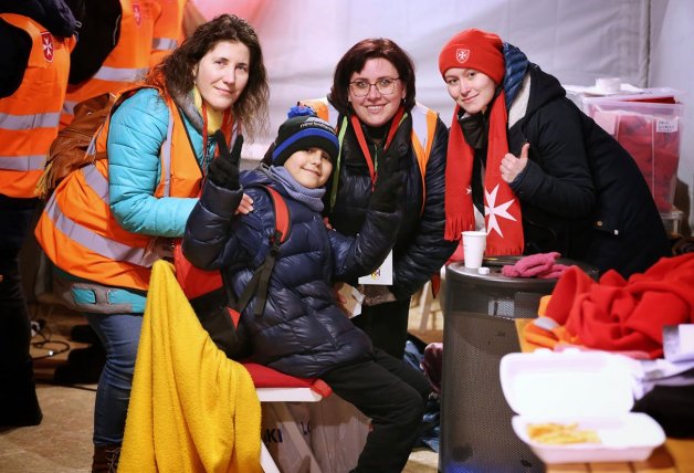 El niño que viajó solo hasta la frontera con las voluntarias que lo han cuidado.