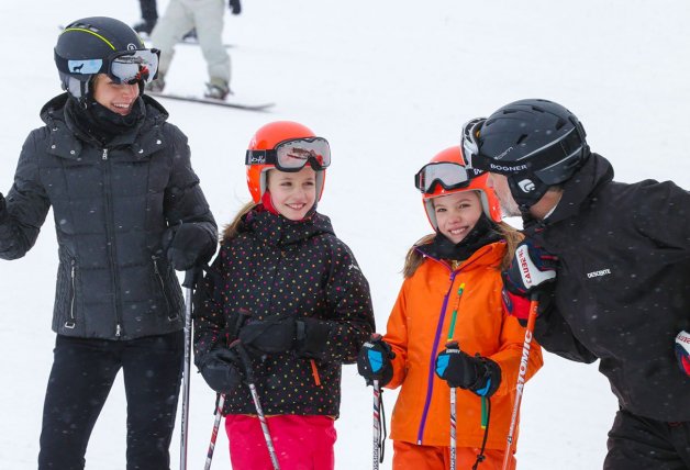 Leonor, disfrutando de una jornada de esquí con sus padres y su hermana, Sofía. 