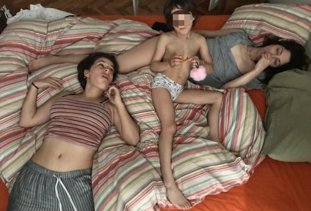 Dora y June adoran a Bárbara Lennie, con quien su padre lleva más de cinco años.