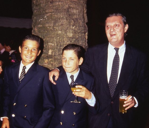 El Duque de Feria con sus hijos, Rafael y Luis Medina (en el centro).