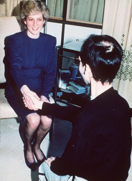 En 1987 Diana le dio la mano a este joven que tenía SIDA y cambió la forma de tratar a los enfermos.
