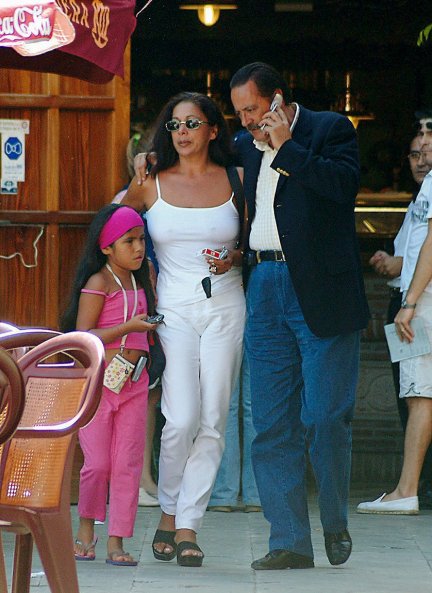  Julián e Isabel con la hija de la cantante, Chabelita, en los inicios de su relación, que fue un tema estrella en la prensa rosa.