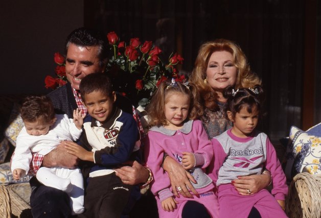 Rocío Jurado y Ortega Cano con sus hijos, Gloria Camila y José Fernando, y sus nietos, Rocío y David Flores.