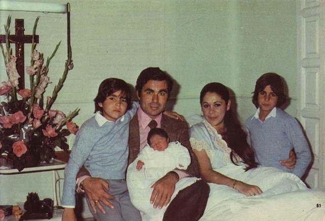 Paquirri, con Kiko Rivera recién nacido en brazos y sus dos hijos mayores. Isabel agarra con cariño a Fran.