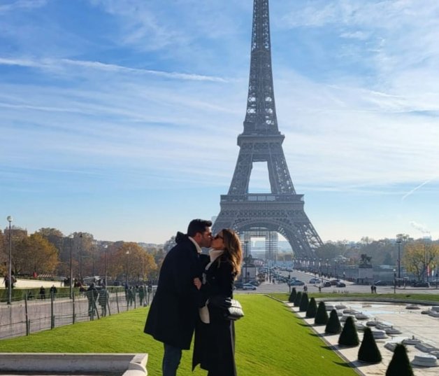 Paula Echevarría y Miguel Torres se dan un beso frente a la Torre Eiffel (@pau_eche).