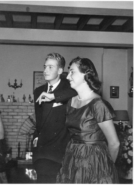 Doña Pilar con su hermano cuando eran jóvenes.