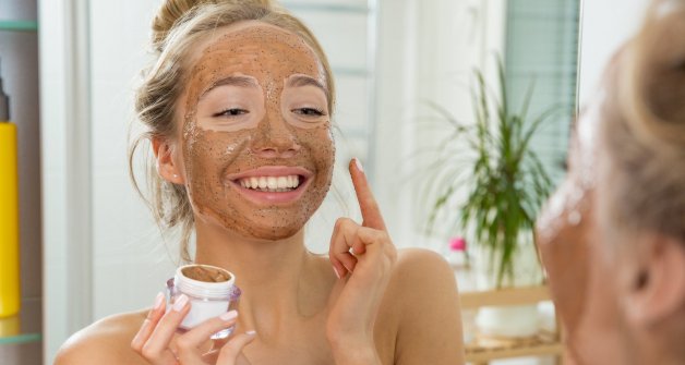 Aplica siempre el exfoliante con la cara lavada y húmeda, los masajes serán más suaves y menos agresivos para tu piel.