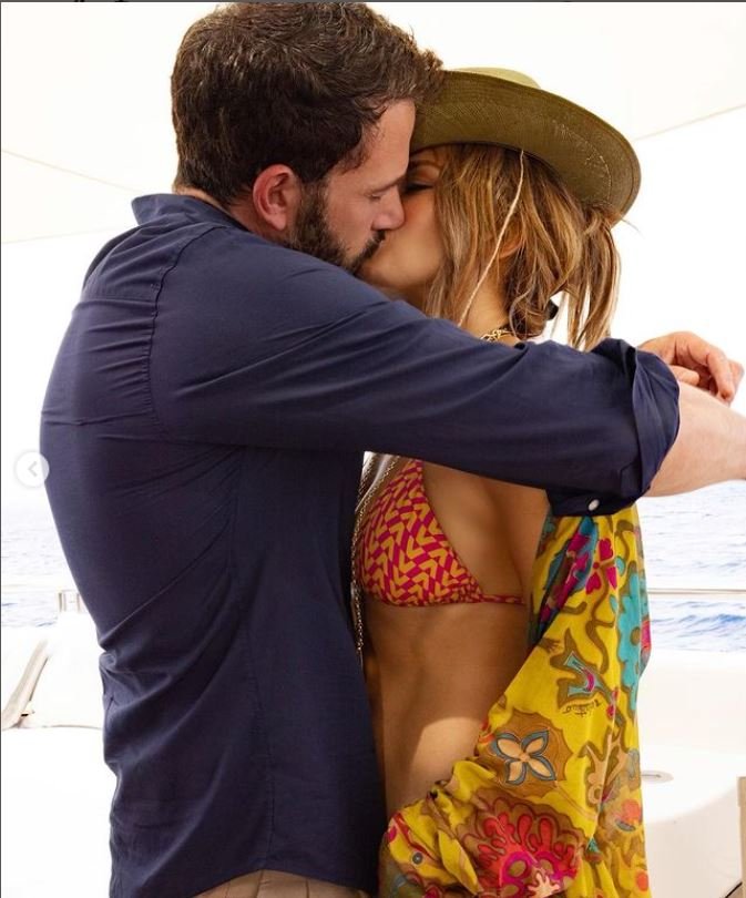 Jennifer Lopez y Ben Affleck, pura pasión a bordo de un yate.