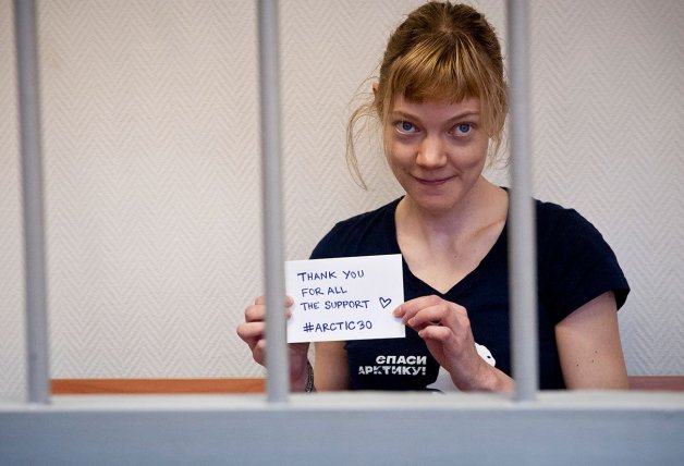 La activista de Greenpeace International, la finlandesa Sini Saarela, da las gracias por el apoyo durante un juicio celebrado en Murmansk. Ella y otros 28 activistas más están actualmente detenidos por las autoridades rusas desde que fueron arrestados durante una protesta pacífica contra la extracción de petróleo en el Ártico.