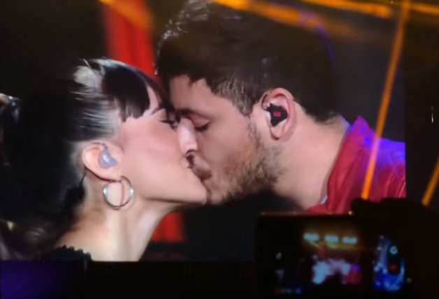 El beso de Aitana y Cepeda fue seguido por millones de personas.