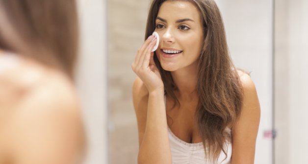 ¡Descubre qué consejos puedes adoptar en tu rutina de belleza para eliminar las marcas de acné de la cara!
