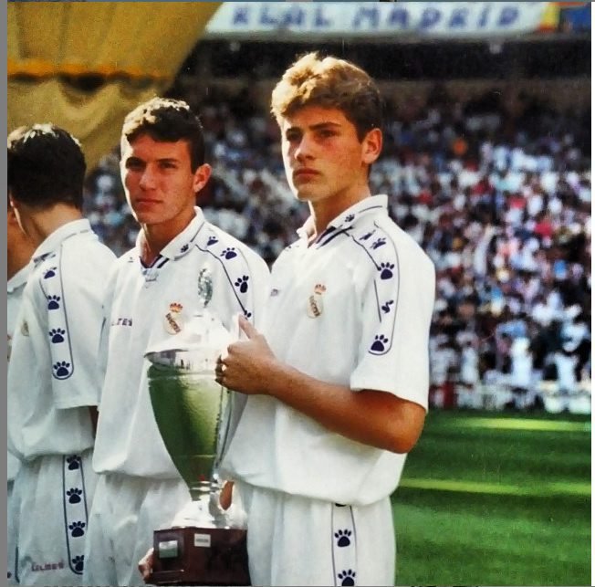 Vestido del blanco, en el inicio de su carrera deportiva.