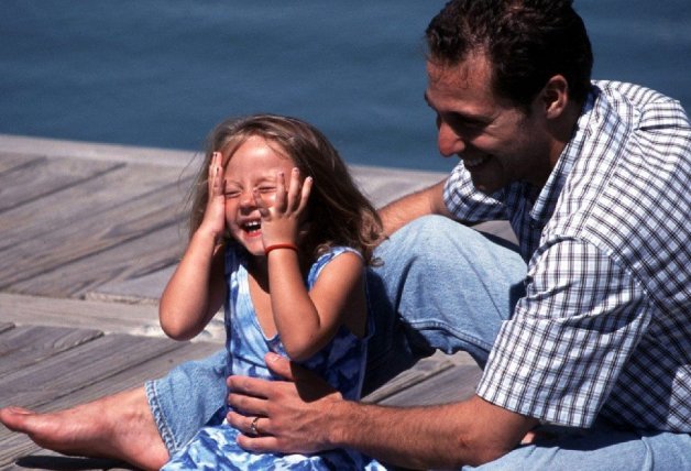 Rocío Flores, de pequeña, junto a su padre.