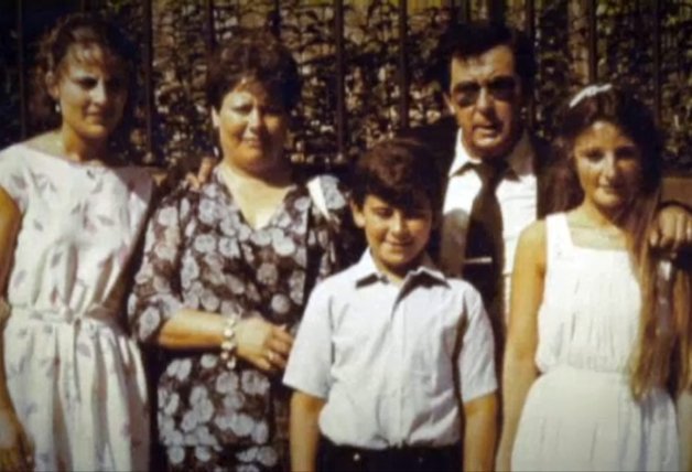 Jorge Javier con sus padres y hermanas.