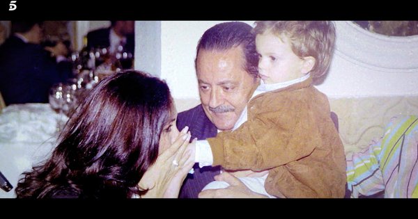Isabel Pantoja posando junto al nieto de Maite Zaldívar y Julián Muñoz.