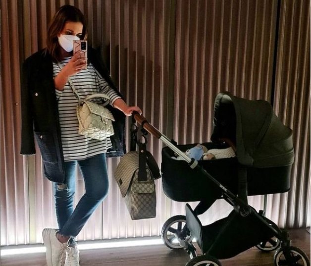 Paula luce un nuevo complemento en sus looks: ¡un carrito de bebé!