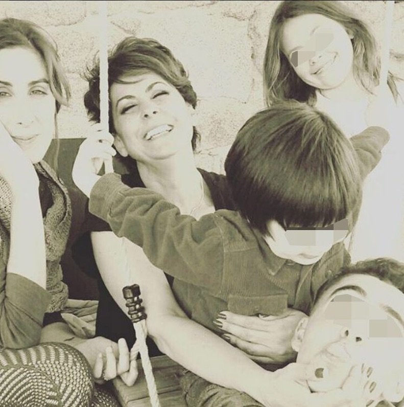 La presentadora, con sus cuatro hijos, en una foto de archivo.