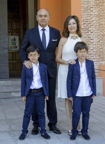 Ana Rosa Quintana con su marido, Juan Muñoz, y sus hijos.