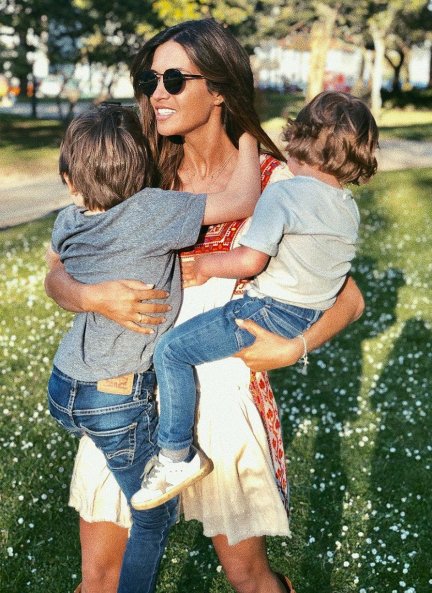 Sara Carbonero con sus pequeños, Martín y Lucas, luciendo un minivestido de estilo “folk” y modernas gafas de sol.