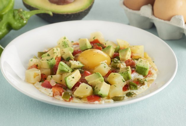 Huevos con verduritas y aguacate