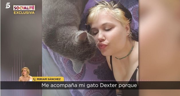 Miriam vive con Dexter, su precioso gato, del que no se separa.