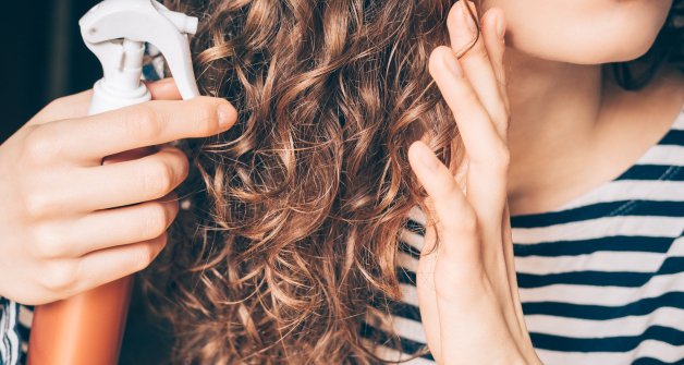 Aplicar mascarillas caseras una o dos veces a la semana ayudará a mantener hidratado el pelo rizado. 